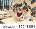 パソコンについて笑顔で教える先輩と後輩 59043664