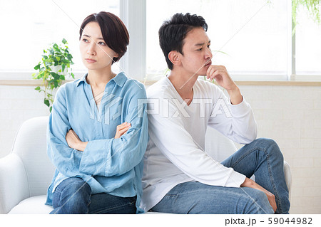 夫婦　カップル　喧嘩　怒り 59044982