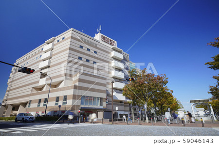 日本の横浜都市景観  地下鉄　センター南駅前などを望む(右奥に駅） 59046143