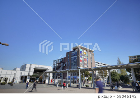 日本の横浜都市景観 地下鉄 センター南駅などを望む(左の壁にあった駅名の文字盤取り外し中) 日本の横浜都市景観 地下鉄 センター南駅などを望む(左の壁にあった駅名の文字盤取り外し中) 59046145