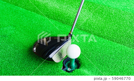 ゴルフ　ドライバー　風景　練習場　レンジ　ゴルフ練習場　打席　打ち放題　スポーツ　レジャー　人工芝 59046770