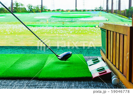 ゴルフ　ドライバー　風景　練習場　レンジ　ゴルフ練習場　打席　打ち放題　スポーツ　レジャー　人工芝 59046778