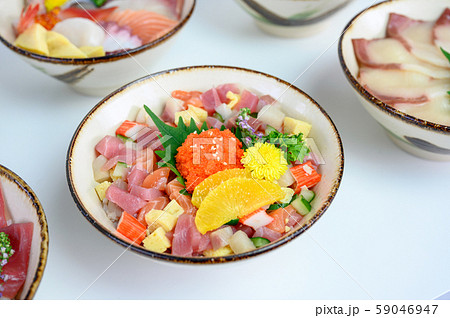Donburi variety diced raw fish with vegetable set 59046947