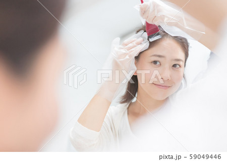 a thirty-something woman 59049446