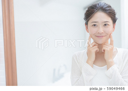 a thirty-something woman 59049466