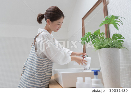 a thirty-something woman 59051489