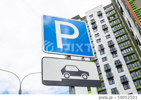 Bottom view of roadsign Method of parking vehicle against highrise 59052501
