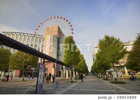 日本の横浜都市景観 地下鉄 センター北駅前などを望む(高齢者やベビーカーの親子連れ) 日本の横浜都市景観 地下鉄 センター北駅前などを望む(高齢者やベビーカーの親子連れ) 59053899