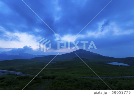 阿蘇草千里の夕景 59055779