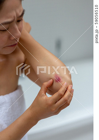 a thirty-something woman 59056510