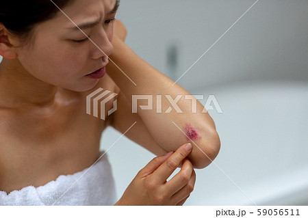 a thirty-something woman 59056511