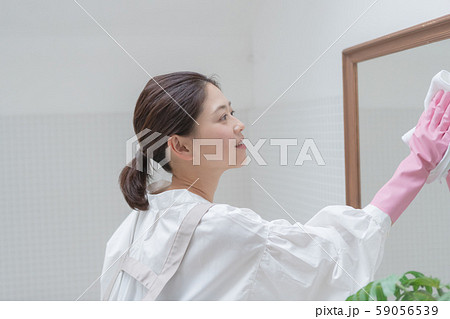 a thirty-something woman 59056539