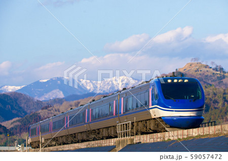 雪の中国山地を背に 59057472