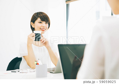 同僚と雑談する女性 同僚と雑談する女性 59059025