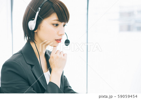 女性オペレーター コールセンター の写真素材 女性オペレーター コールセンター の写真素材