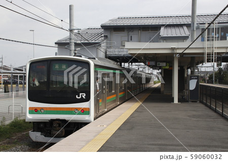 岡本駅を発車する東北本線205系（元京葉線車両） 59060032