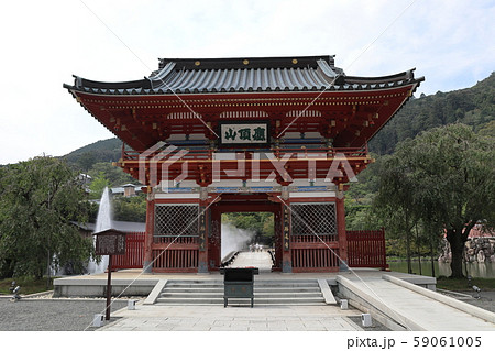 大阪府箕面市の勝尾寺山門 59061005
