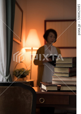 本を読む女性 59062085
