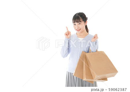 ショッピングを楽しむ若い女性 59062387