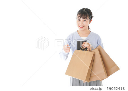 ショッピングを楽しむ若い女性 ショッピングを楽しむ若い女性 59062418