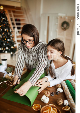 Family working with wrapping paper 59063803