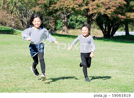 笑顔で走る子供 59063819