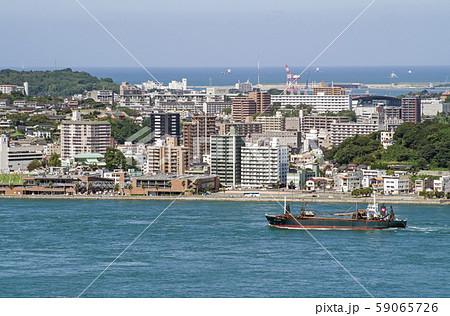 展望室から眺めた下関の街並と海峡を通る船 59065726