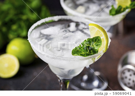 Margarita cocktail with lime and ice 59069041