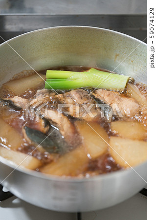 鰤大根を煮る 鰤大根を煮る 59074129