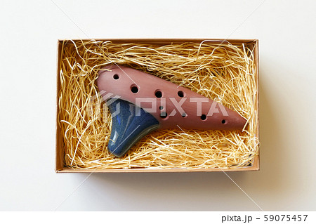 箱に入った素焼きの茶色いオカリナ 59075457