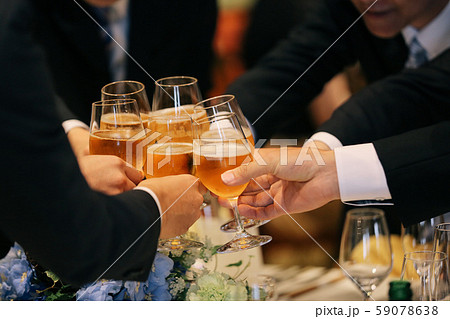 グラスビールで乾杯する人たち グラスビールで乾杯する人たち 59078638