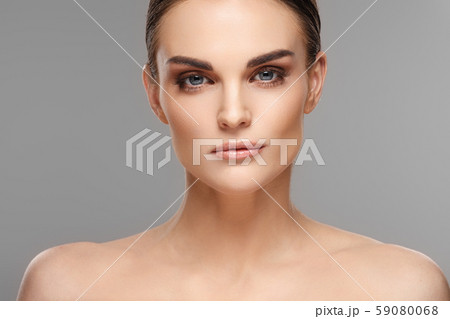 beautiful female model with clean natural skin beautiful female model with clean natural skin 59080068