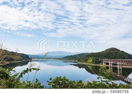 釜房湖 蔵王連峰 山並み 水面 反射 釜房湖 蔵王連峰 山並み 水面 反射 59080756