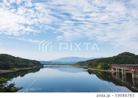 釜房湖　蔵王連峰　山並み　水面　反射 59080765