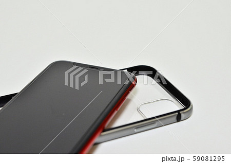 赤いiPhoneとスマホケース 59081295