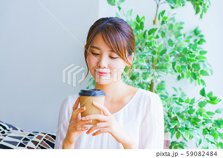 コーヒータイム リラックス 女性 リビング ライフスタイル 日本人 ティータイム カフェ オフィス コーヒータイム リラックス 女性 リビング ライフスタイル 日本人 ティータイム カフェ オフィス 59082484