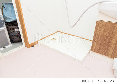 洗濯機をどけて大そうじ 59083123