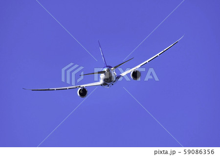 離陸、上昇旋回するジェット旅客機 59086356