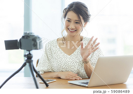 若い女性 ビデオ撮影 59086489