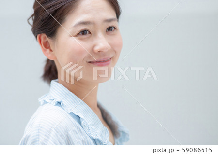 a thirty-something woman a thirty-something woman 59086615