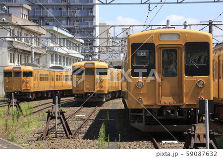 下関総合車両所に留置中の105系 下関総合車両所に留置中の105系 59087632