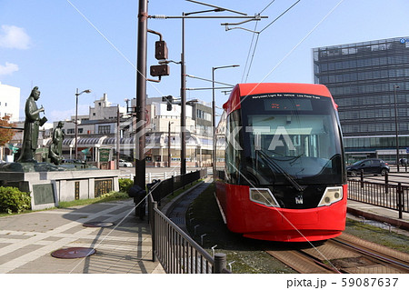 万葉線と大伴家持像 59087637