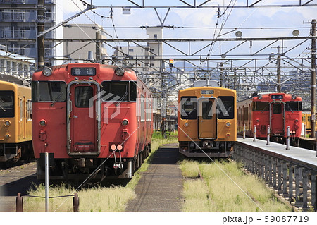 下関総合車両所に留置中の105系・キハ40 下関総合車両所に留置中の105系・キハ40 59087719