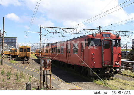 下関総合車両所に留置中の105系・キハ40 下関総合車両所に留置中の105系・キハ40 59087721