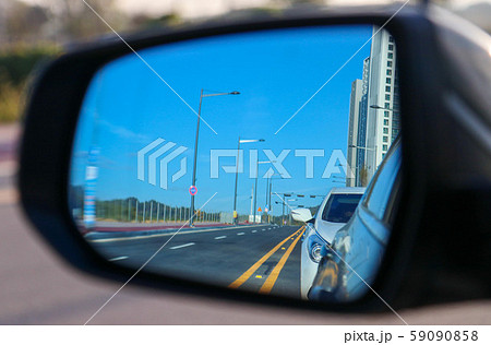 バックミラー 運転 自動車 59090858
