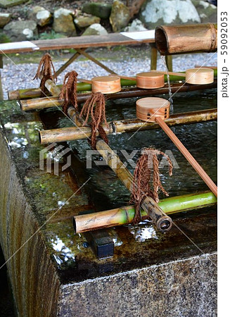 秋の弥彦神社　パワースポット 59092053