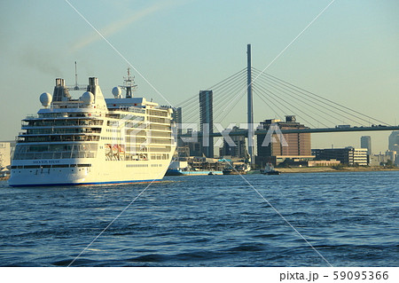 クルーズ客船シルバー・ミューズ大阪港入港 59095366