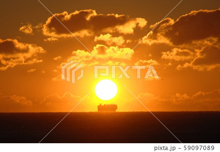 太平洋の朝陽と大型船 59097089