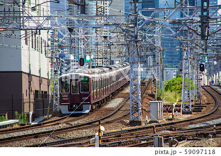 大阪・十三駅を出る阪急電車 大阪・十三駅を出る阪急電車 59097118