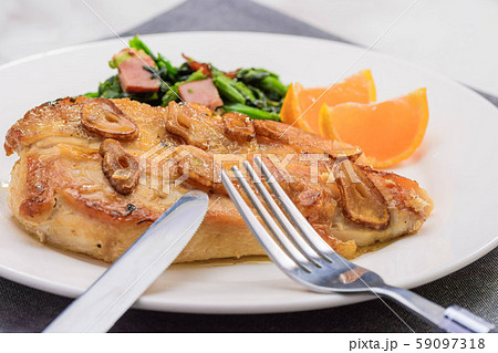 チキンのガーリックソテー 59097318